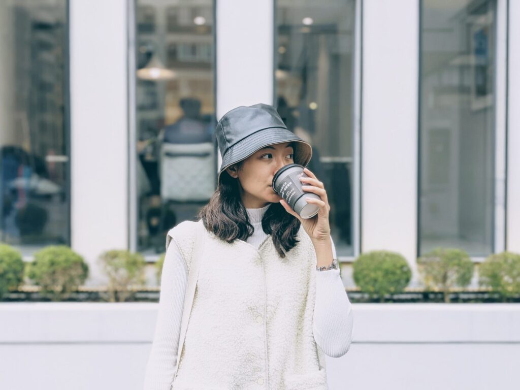 コーヒーを飲む女性の写真