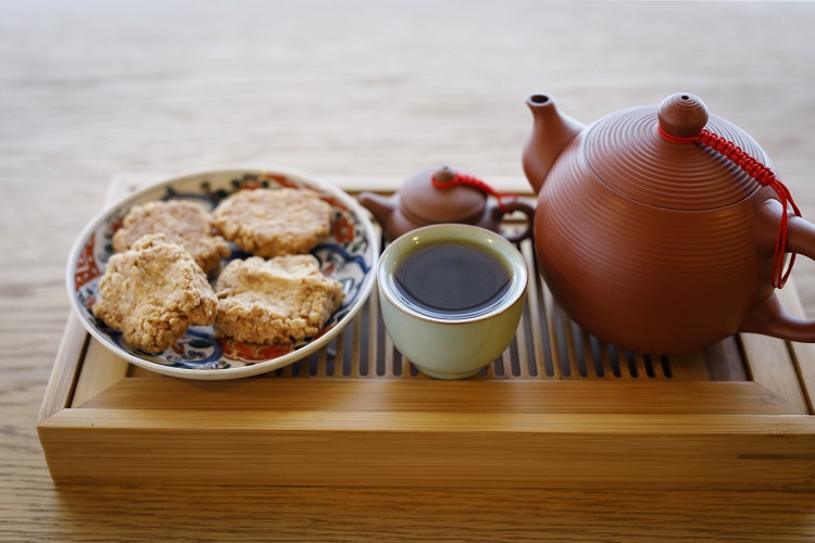 お菓子とコーヒーと茶器の写真